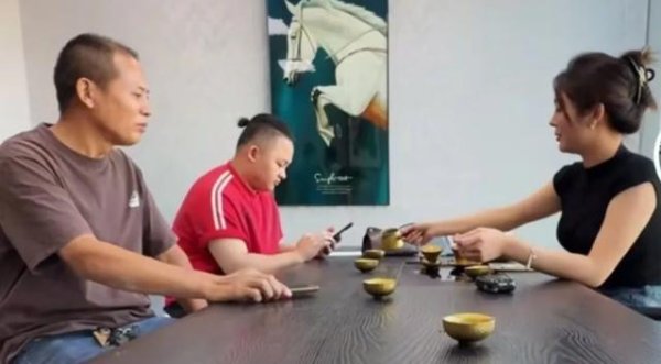 现金九游体育app平台广州一货车在掉头时撞上一辆粤港两地牌的劳斯莱斯-九游体育「中国」官方网站 登录入口 IOS/安卓通用版/手机app下载