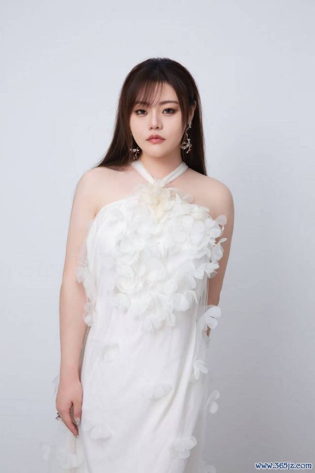 杨默依官宣初次个东谈主巡演《我好思要向你率直》 音乐率直之旅启程